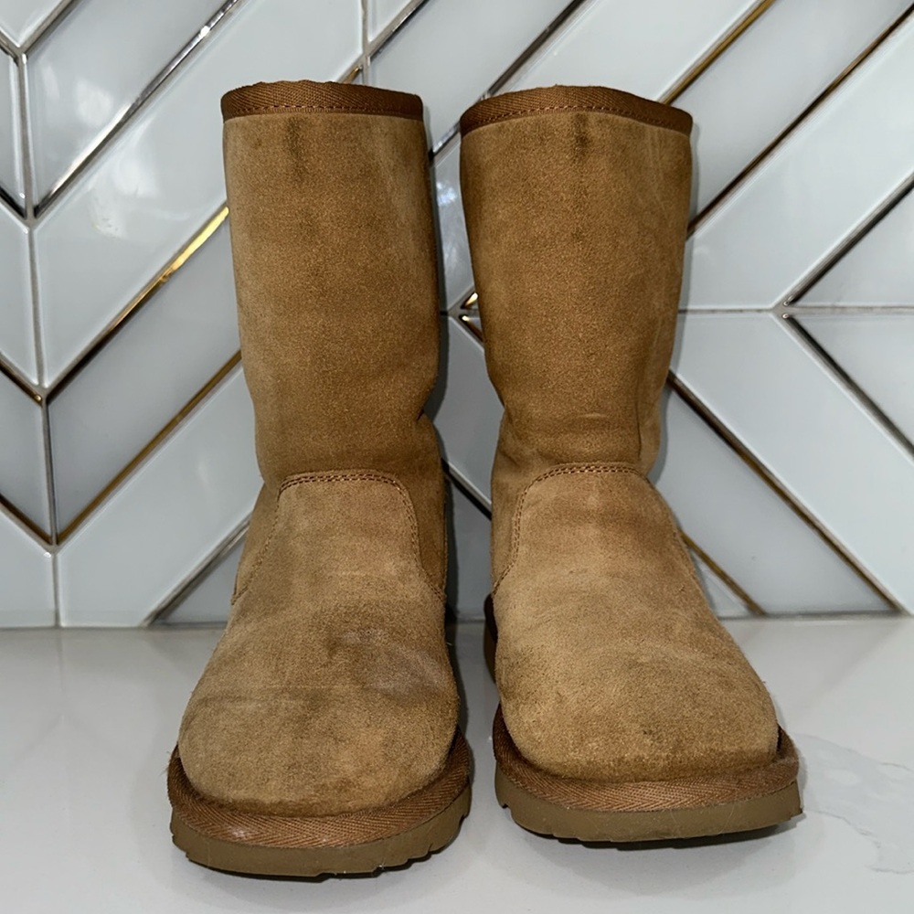 UGG Kids Boots back zipper size 1. Still in good condition.